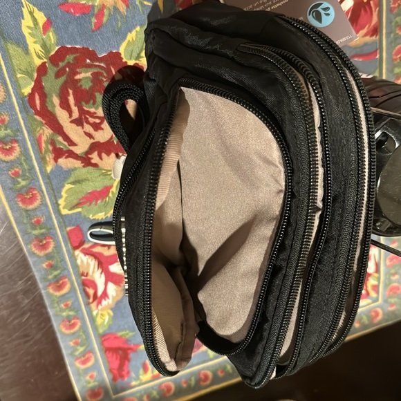 Baggallini Triple Zip Crossbody Belt Hip bag Black w/Sand lining silver hardware - Picture 6 of 14